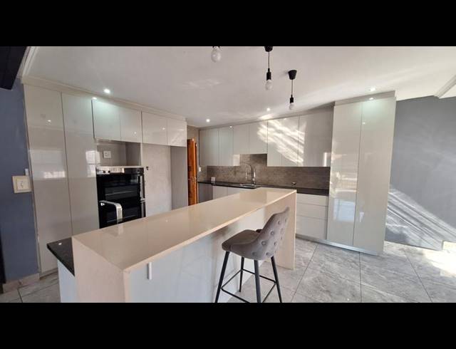 4 BEDROOM TOWNHOUSE FOR SALE IN MORELETAPARK